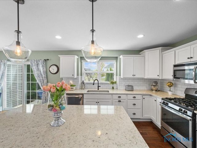 2837 Woods Edge Rd, Perrysburg, OH 43551