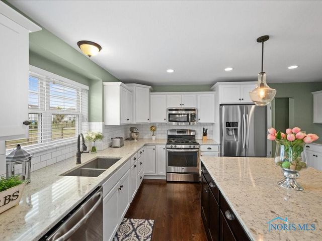 2837 Woods Edge Rd, Perrysburg, OH 43551