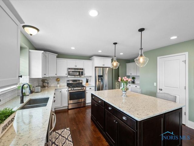 2837 Woods Edge Rd, Perrysburg, OH 43551