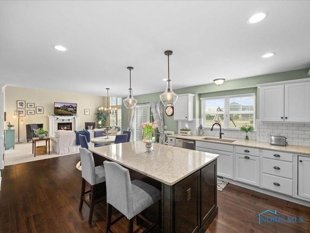 2837 Woods Edge Rd, Perrysburg, OH 43551