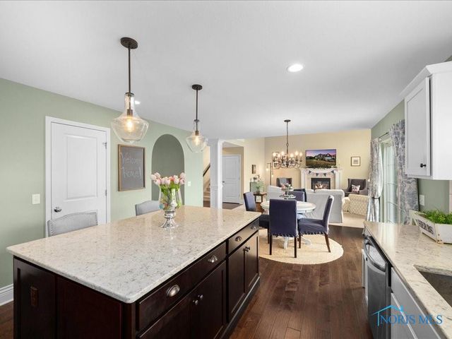 2837 Woods Edge Rd, Perrysburg, OH 43551