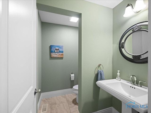 2837 Woods Edge Rd, Perrysburg, OH 43551