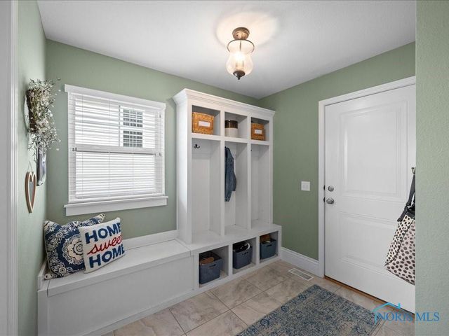 2837 Woods Edge Rd, Perrysburg, OH 43551