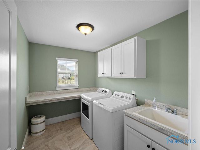 2837 Woods Edge Rd, Perrysburg, OH 43551