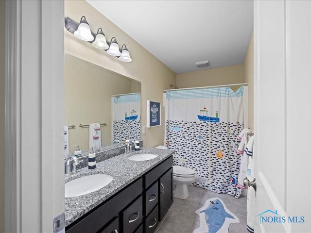 2837 Woods Edge Rd, Perrysburg, OH 43551