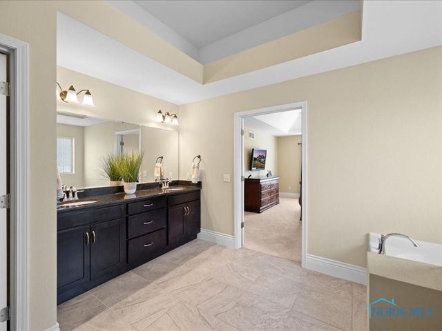 2837 Woods Edge Rd, Perrysburg, OH 43551