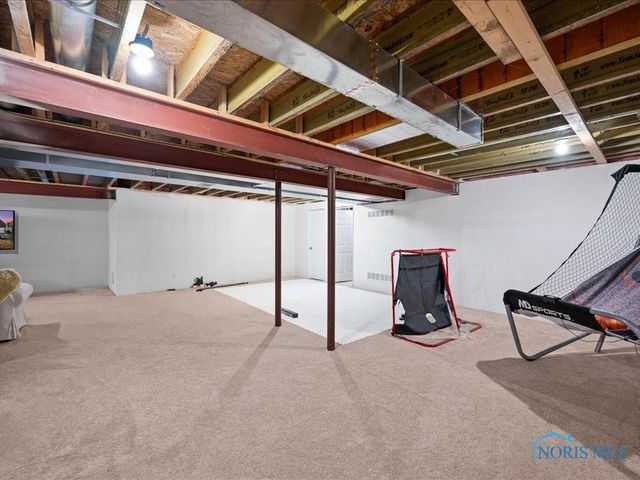 2837 Woods Edge Rd, Perrysburg, OH 43551