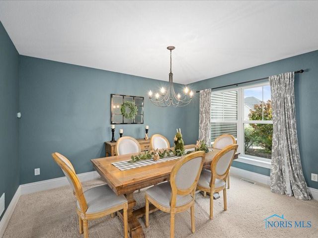 2837 Woods Edge Rd, Perrysburg, OH 43551