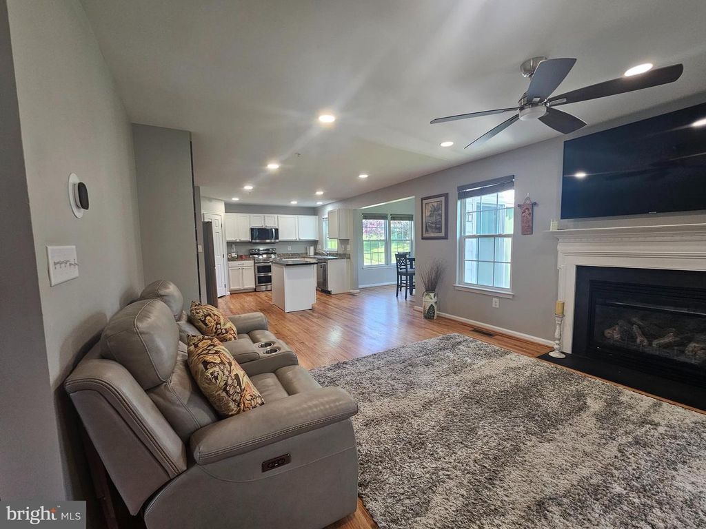 Image 10 of property listing at 725 LOWER FIELD CIR, Westminster, MD 21158