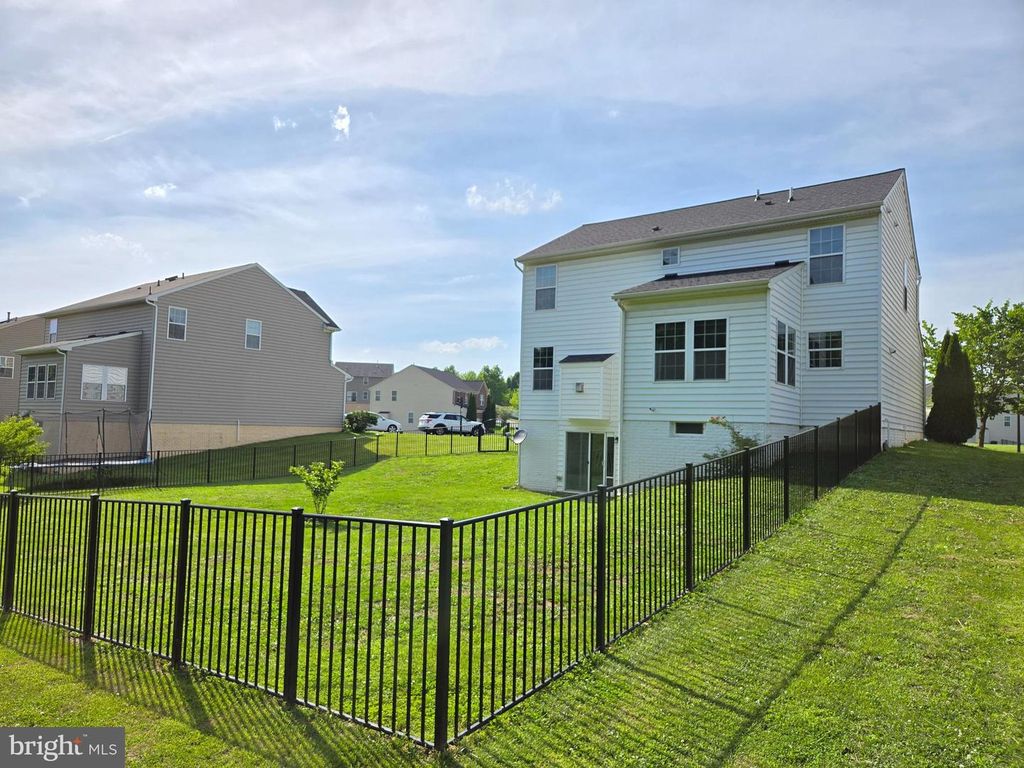 Image 20 of property listing at 725 LOWER FIELD CIR, Westminster, MD 21158