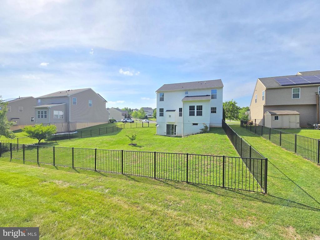 Image 4 of property listing at 725 LOWER FIELD CIR, Westminster, MD 21158