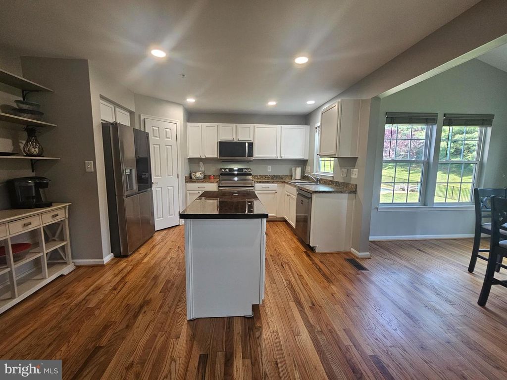 Image 9 of property listing at 725 LOWER FIELD CIR, Westminster, MD 21158
