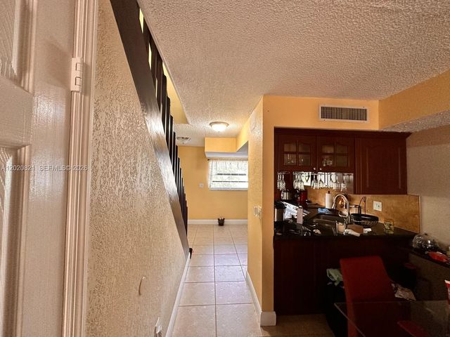 5953 W 28th Ave 24, Hialeah, FL 33016