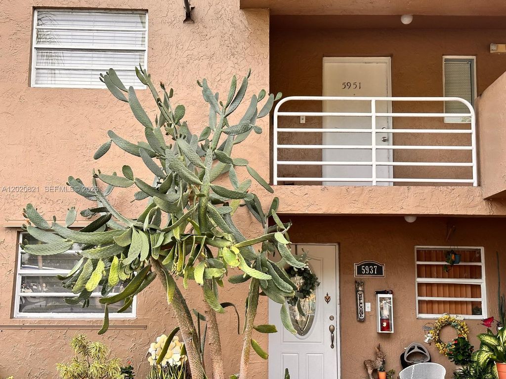 5953 W 28th Ave 24, Hialeah, FL 33016