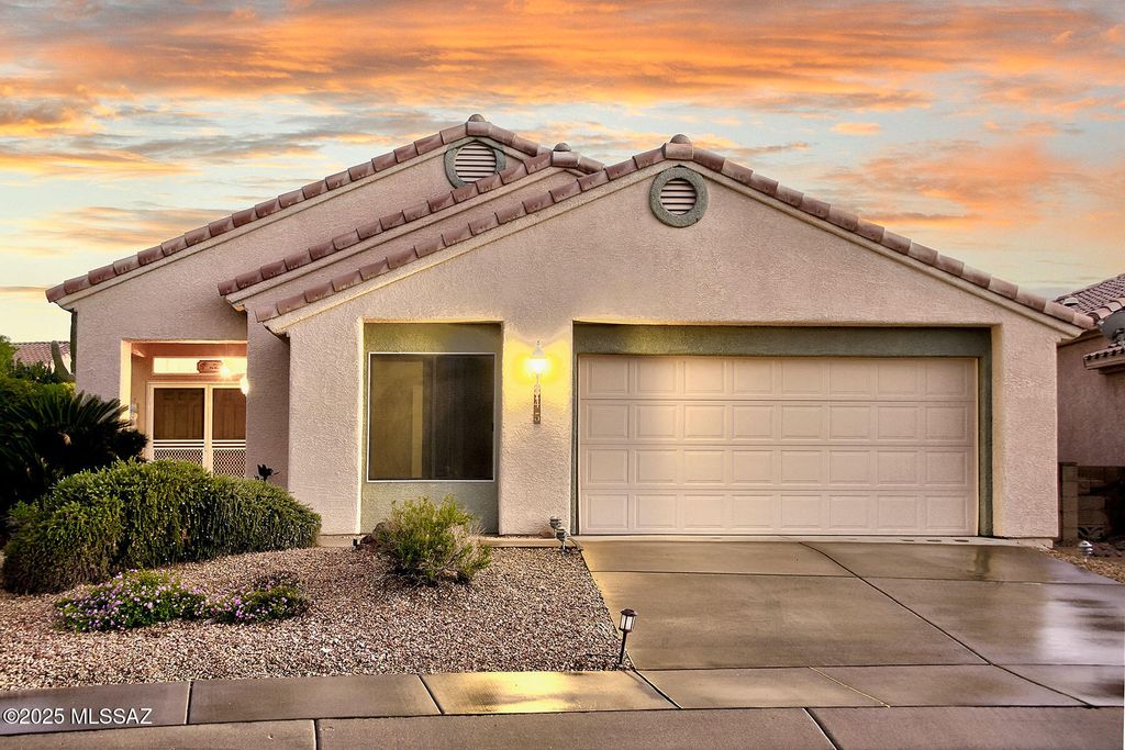 345 W Continental Vista Place, Green Valley, AZ 85614
