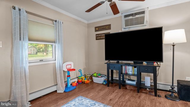 10 QUEEN LILY ROAD, Levittown, PA 19057