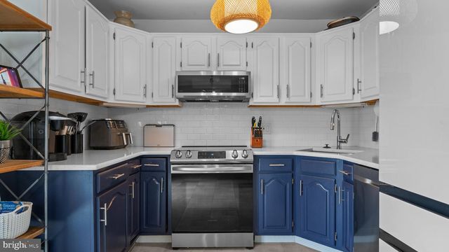 10 QUEEN LILY ROAD, Levittown, PA 19057