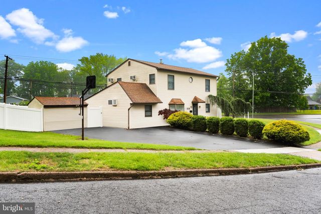 10 QUEEN LILY ROAD, Levittown, PA 19057