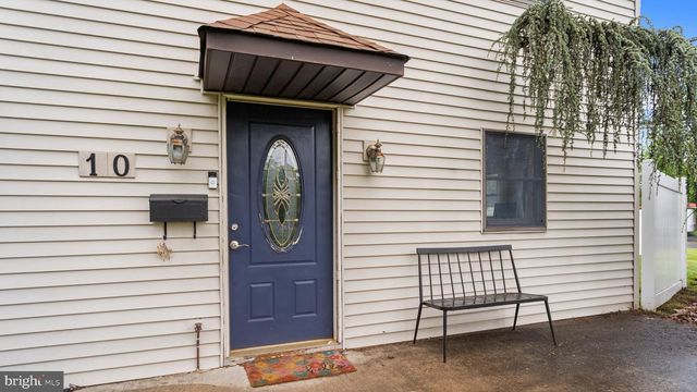 10 QUEEN LILY ROAD, Levittown, PA 19057