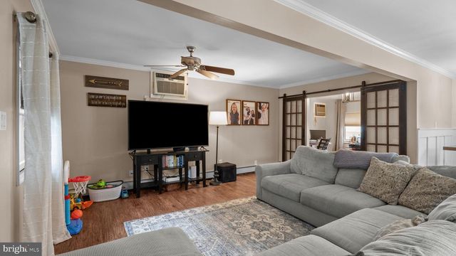 10 QUEEN LILY ROAD, Levittown, PA 19057