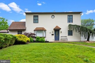 10 QUEEN LILY ROAD, Levittown, PA 19057