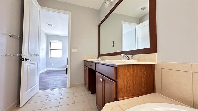 3278 W 97th Ter, Hialeah, FL 33018