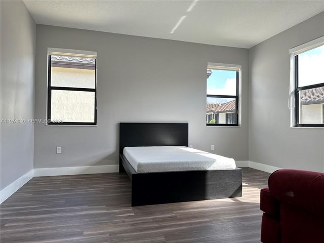 3278 W 97th Ter, Hialeah, FL 33018