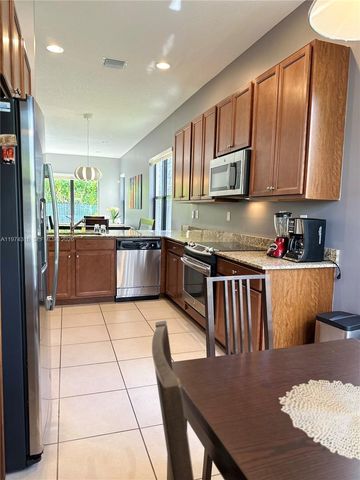 3278 W 97th Ter, Hialeah, FL 33018