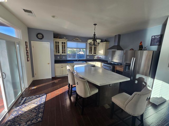 6 Bridlewood Ct, Pittsburg, CA 94565
