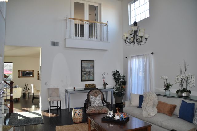 6 Bridlewood Ct, Pittsburg, CA 94565