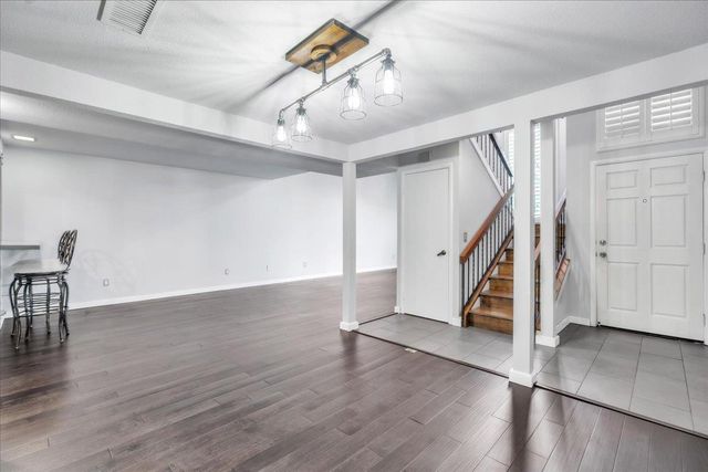 5843 Gloria Dr, Sacramento, CA 95822