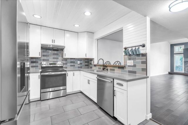 5843 Gloria Dr, Sacramento, CA 95822