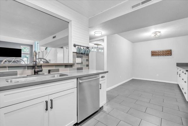 5843 Gloria Dr, Sacramento, CA 95822