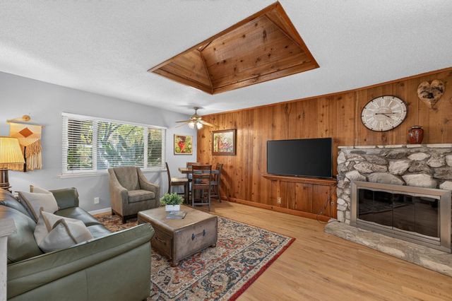 6070 N Colonial Avenue, Fresno, CA 93704