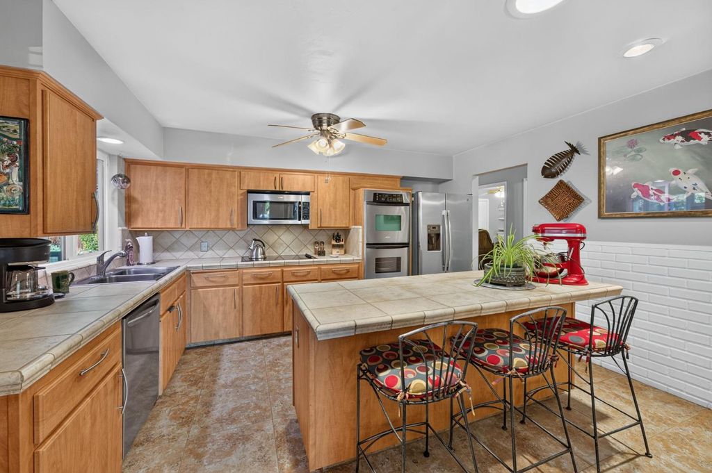 Image 12 of property listing at 6070 N Colonial Avenue, Fresno, CA 93704