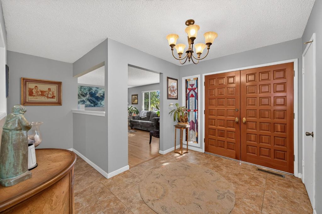 Image 6 of property listing at 6070 N Colonial Avenue, Fresno, CA 93704