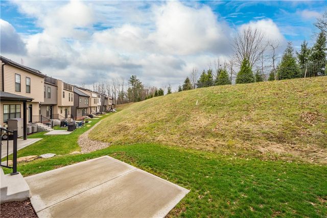 423 Magnolia Dr, Peters Twp, PA 15367