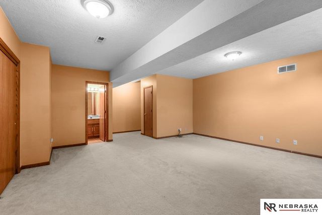 8924 N 83rd Avenue, Omaha, NE 68122