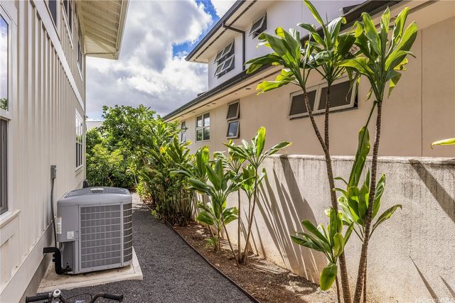 2463 Kekuanoni Street, Honolulu, HI 96813