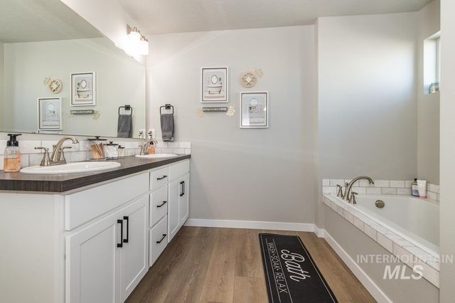 7744 E Rogue Dr, Nampa, ID 83687