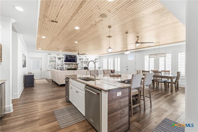 720 W Main Street, Port O'connor, TX 77982