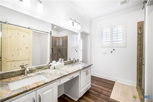 720 W Main Street, Port O'connor, TX 77982