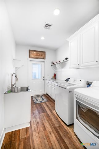 720 W Main Street, Port O'connor, TX 77982