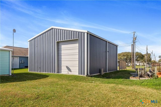 720 W Main Street, Port O'connor, TX 77982