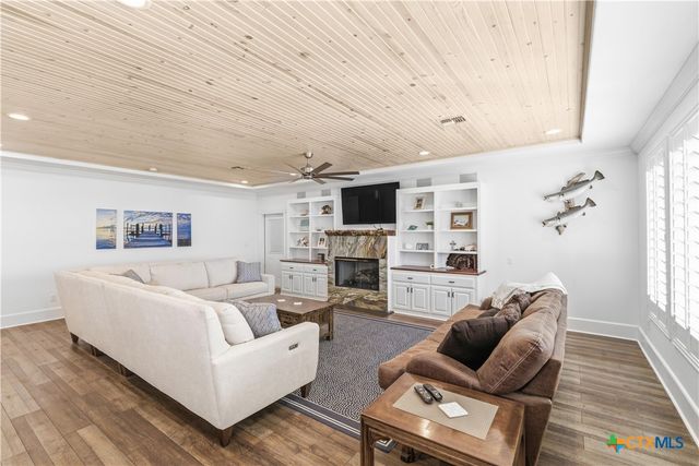 720 W Main Street, Port O'connor, TX 77982