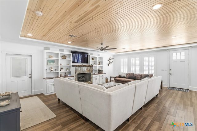 720 W Main Street, Port O'connor, TX 77982