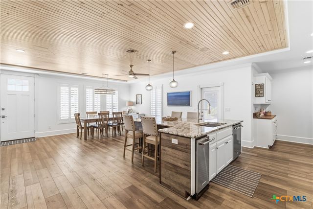 720 W Main Street, Port O'connor, TX 77982