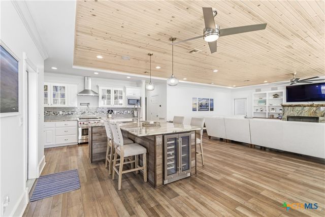 720 W Main Street, Port O'connor, TX 77982