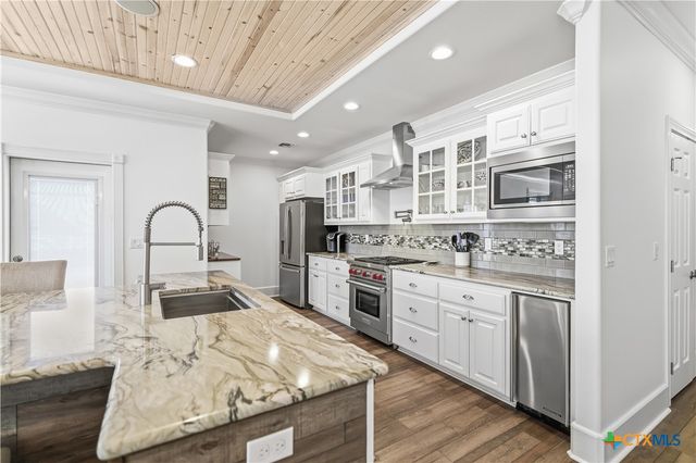 720 W Main Street, Port O'connor, TX 77982