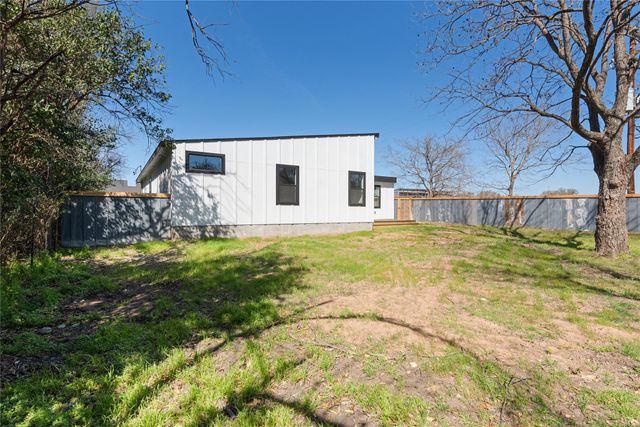 204 N Avenue J, Johnson City, TX 78636